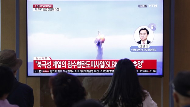 Mieszkańcy Korei Płd. oglądający specjalne wydania wiadomości nt. testu północnokoreańskich rakiet /JEON HEON-KYUN /PAP/EPA