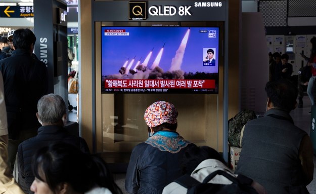 Mieszkańcy Korei Południowej oglądają w telewizji wiadomości o wystrzeleniu przez Koreę Północną pocisków balistycznych krótkiego zasięgu. /JEON HEON-KYUN /PAP