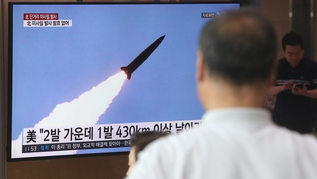 Mieszkańcy Korei Południowej oglądający informacje nt. startu rakiety /KIM CHUL-SOO /PAP/EPA