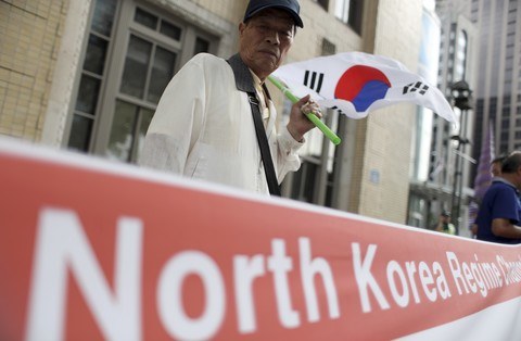 Mieszkańcy Korei Południowej protestujący wobec reżimu Korei Północnej. /AP /East News