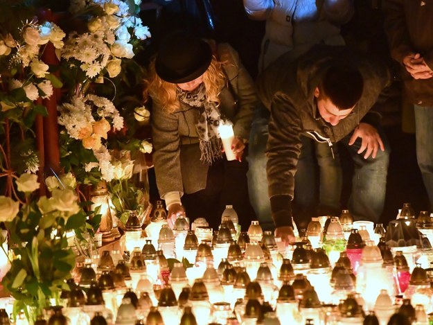 Mieszkańcy Koszalina składają kwiaty i zapalają znicze na miejscu tragedii / 	Marcin Bielecki    /PAP