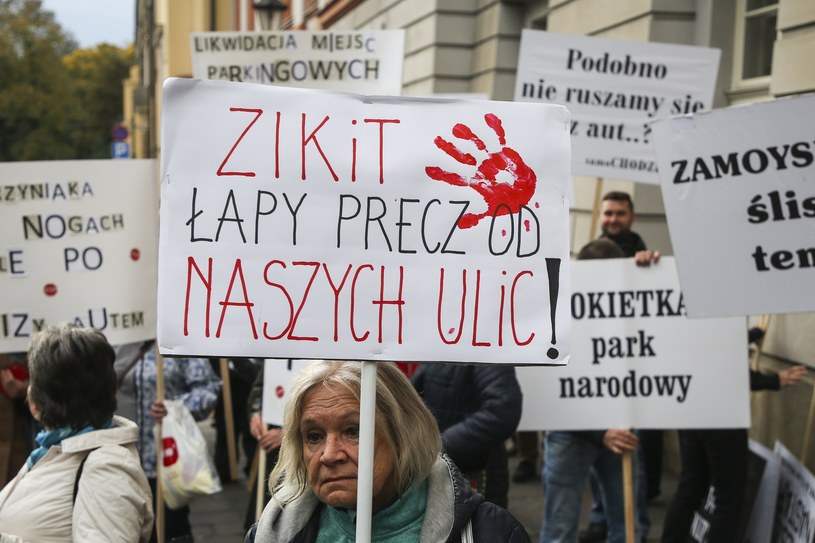 Mieszkańcy Krakowa od lat protestują przeciwko polityce transportowej miast. Bez efektów /Beata Zawrzel /Reporter