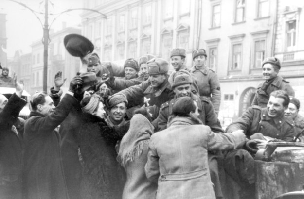 Mieszkańcy Krakowa witają żołnierzy Armii Czerwonej na zdjęciu 9 lutego 1945 roku /Max Alpert/Itar-Tass /PAP/EPA