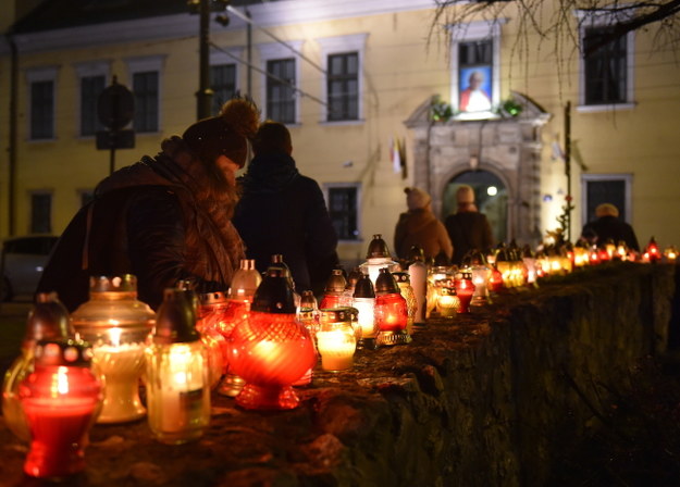 Mieszkańcy Krakowa zapalają znicze i modlą się pod "oknem papieskim" w Pałacu Biskupim przy ul. Franciszkańskiej 3 /Jacek Bednarczyk /PAP