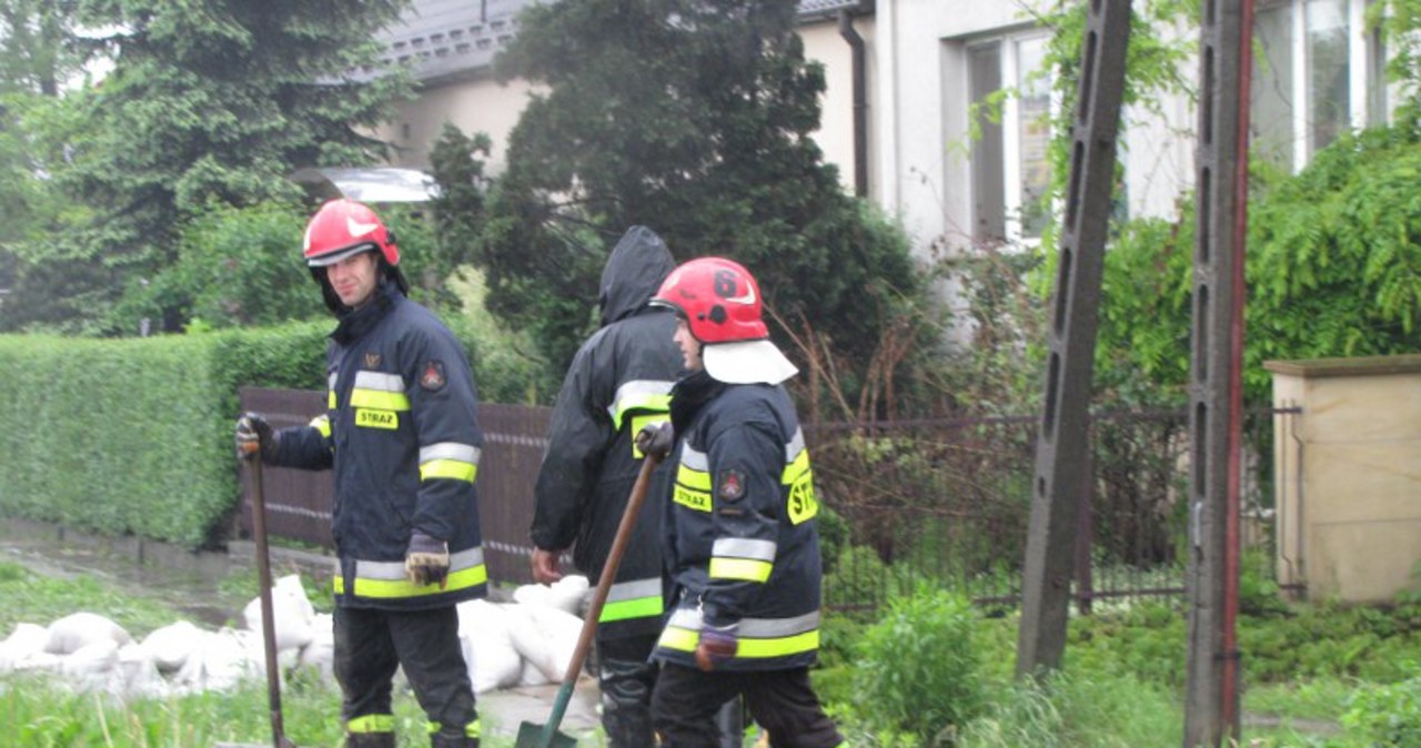 Mieszkańcy Krakowskiego osiedla Złocień walczą z wodą