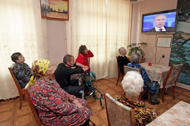 Mieszkańcy Krymu oglądają telekonferencję Władimira Putin /ARTUR SHVARTS /PAP/EPA