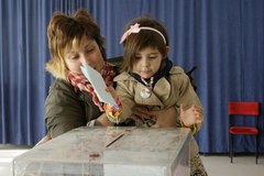 Mieszkańcy Krymu wrzucają karty do urn