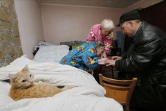 Mieszkańcy Krymu wrzucają karty do urn