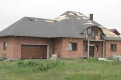 Mieszkańcy Laskowa zabezpieczają domy zniszczone przez wichurę