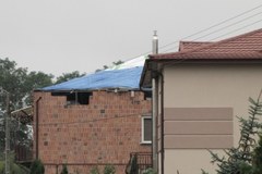 Mieszkańcy Laskowa zabezpieczają domy zniszczone przez wichurę