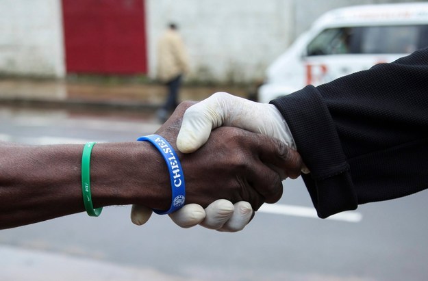 Mieszkańcy Liberii chronią się przed wirusem m.in. nosząc ochronne rękawiczki /AHMED JALLANZO  /PAP/EPA