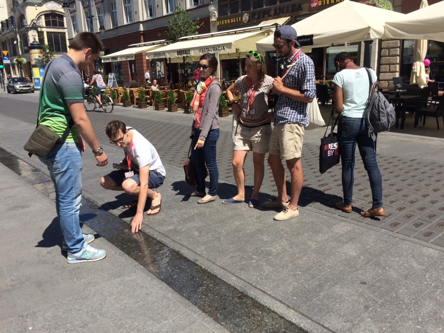 Mieszkańcy Łodzi i turyści testują strugę /Agnieszka Wyderka /RMF FM