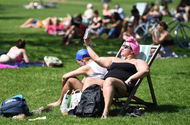 Mieszkańcy Londynu cieszący się słońcem w Hyde Parku /ANDY RAIN /PAP/EPA