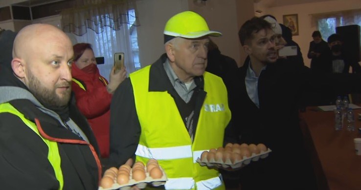 Mieszkańcy m.in. Baranowa oraz lider AgroUnii (pierwszy z prawej) domagali się "konkretów" od przedstawicieli spółki CPK /Polsat News
