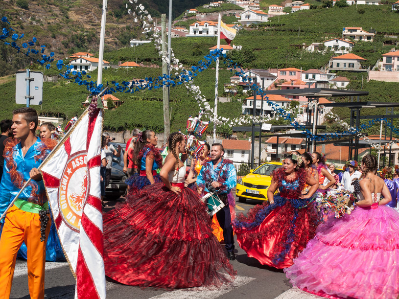 Mieszkańcy Madery chętnie świętują na ulicach miast /123RF/PICSEL