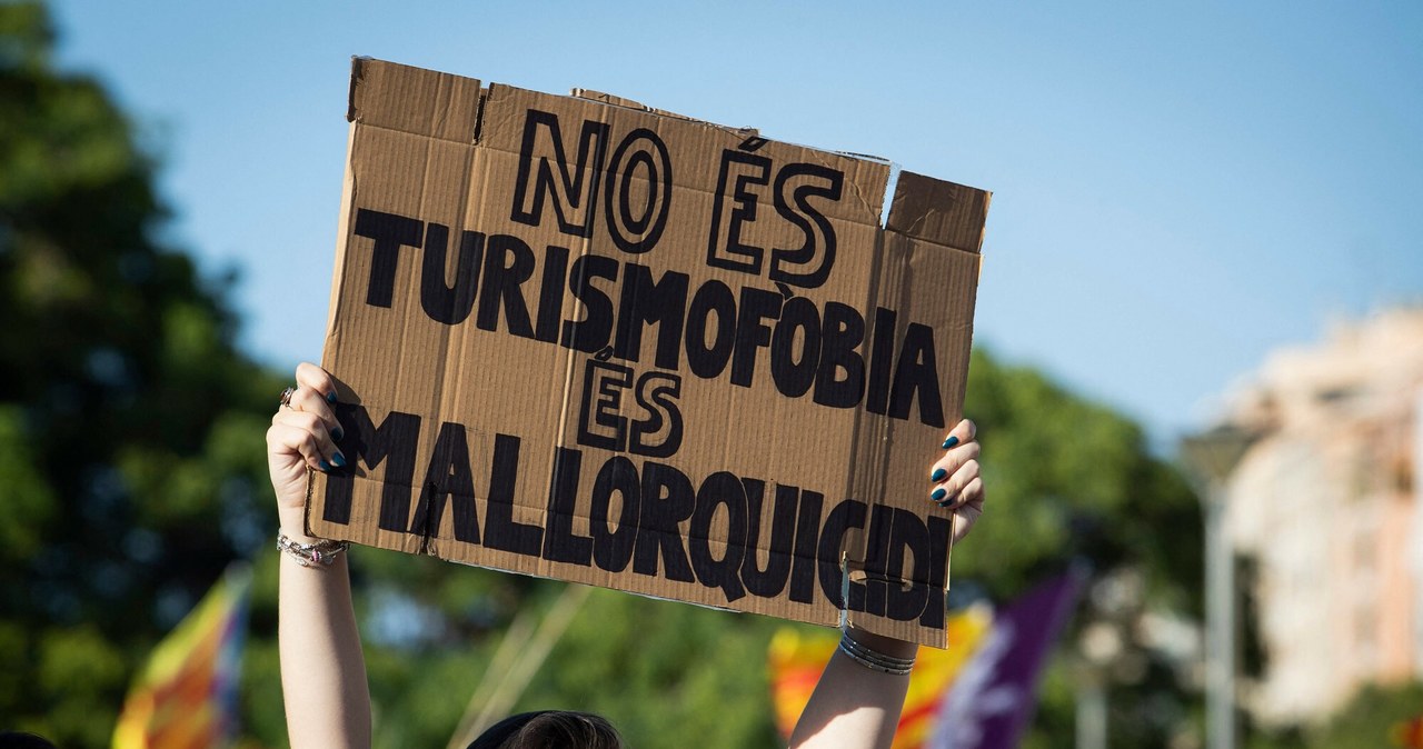 Mieszkańcy Majorki protestują przeciwko masowej turystyce. Żądają między innymi ograniczenia miejsc noclegowych./ Fot. Lipcowy protest w Palma de Mallorca. Napis głosi: "To nie fobia turystyczna, to Majorkobójstwo". /JAIME REINA / AFP /East News