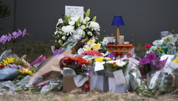 Mieszkańcy Melbourne składają kwiaty w miejscu, w którym znaleziono ciało 21-latki / 	ELLEN SMITH /PAP/EPA