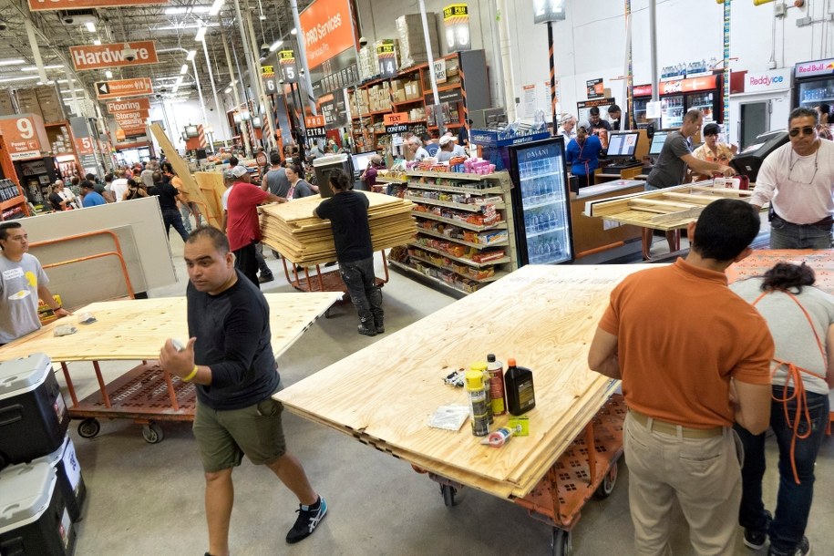 Mieszkańcy Miami kupują płyty do zabicia okien, przygotowując się na nadejście Matthew /CRISTOBAL HERRERA /PAP/EPA