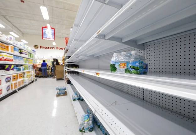 Mieszkańcy Miami masowo wykupują wodę w sklepach /ERIK S. LESSER /PAP/EPA