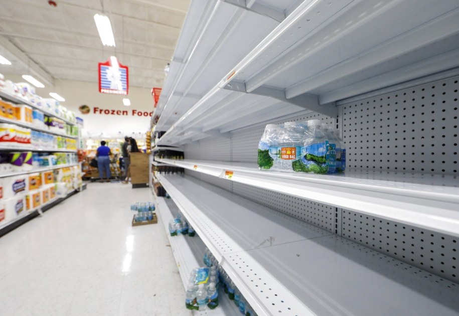 Mieszkańcy Miami masowo wykupują wodę w sklepach /ERIK S. LESSER /PAP/EPA