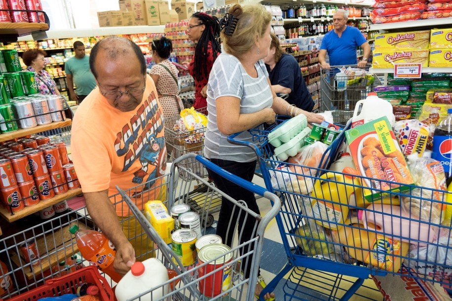 Mieszkańcy Miami robią zapasy przed uderzeniem Matthew /CRISTOBAL HERRERA /PAP/EPA