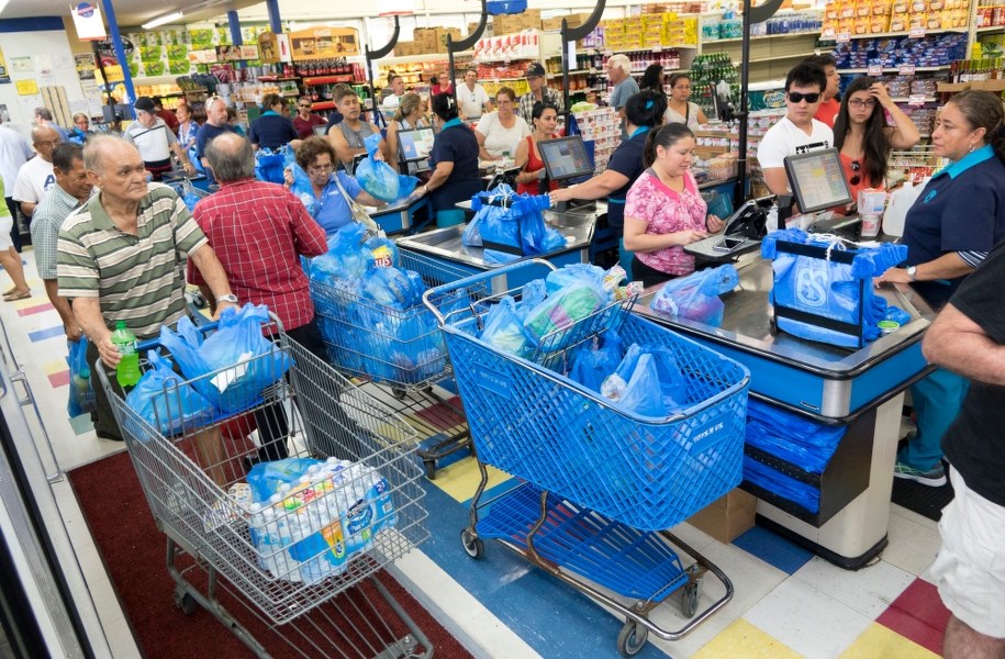 Mieszkańcy Miami robią zapasy, przygotowując się na nadejście Matthew /CRISTOBAL HERRERA /PAP/EPA