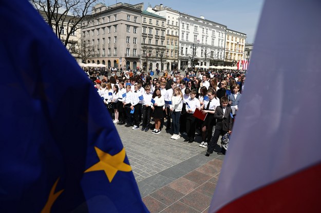 Mieszkańcy miasta odśpiewali wspólnie na Rynku w Krakowie hymny Polski oraz Unii Europejskiej /Art Service 2 /PAP