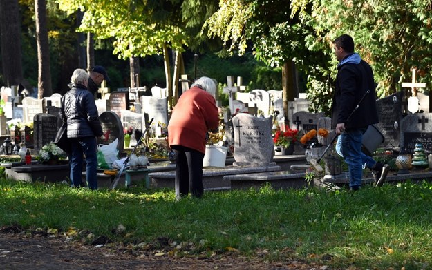 Mieszkańcy miasta odwiedzają i porządkują groby na Cmentarzu Centralnym w Szczecinie / 	Marcin Bielecki    /PAP