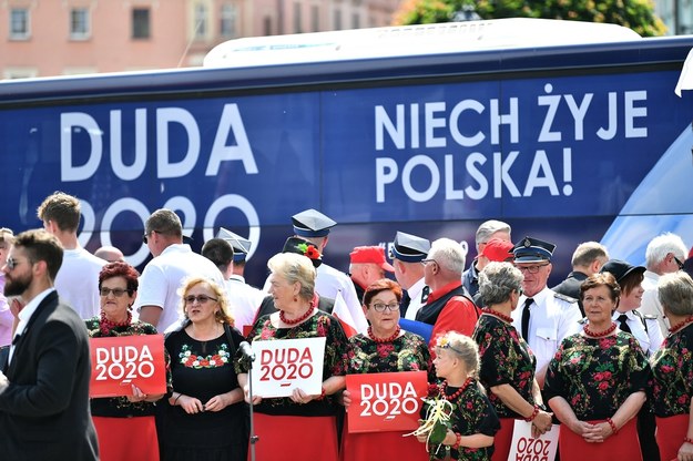 Mieszkańcy miasta podczas spotkania z prezydentem RP Andrzejem Dudą / 	Maciej Kulczyński    /PAP
