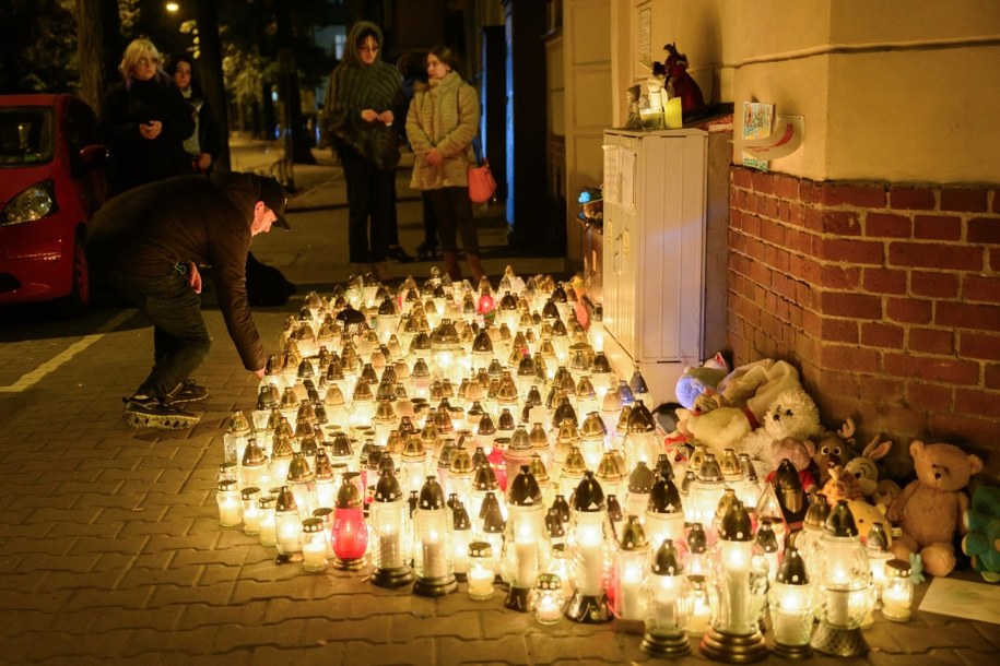 Mieszkańcy miasta przynoszą znicze i maskotki na miejsce tragedii /	Jakub Kaczmarczyk   /PAP