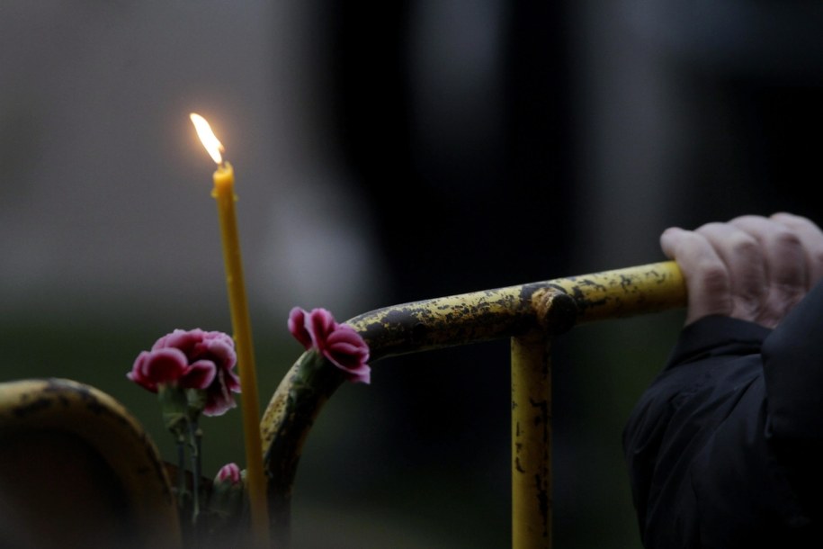 Mieszkańcy miasta składają kwiaty w rejonie katastrofy /VALDA KALNINA /PAP/EPA