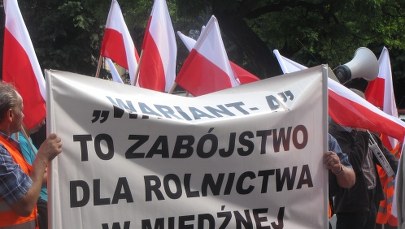 Mieszkańcy Miedźnej protestują przed urzędem wojewódzkim w Katowicach