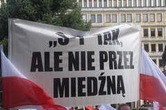 Mieszkańcy Miedźnej protestują przed urzędem wojewódzkim w Katowicach