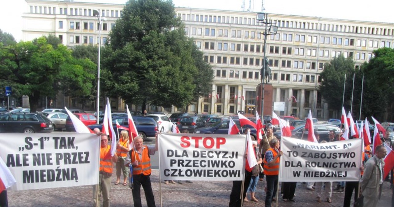 Mieszkańcy Miedźnej protestują przed urzędem wojewódzkim w Katowicach