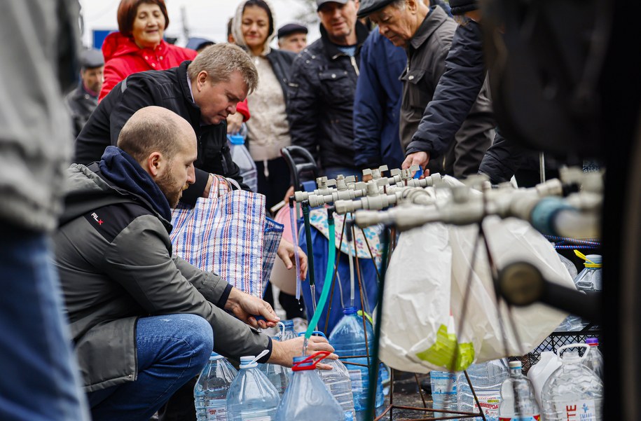 Mieszkańcy Mikołajowa pobierający wodę pitną /HANNIBAL HANSCHKE /PAP/EPA