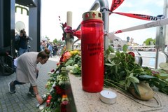 Mieszkańcy Monachium składają kwiaty w miejscu piątkowego ataku
