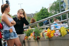 Mieszkańcy Monachium składają kwiaty w miejscu piątkowego ataku