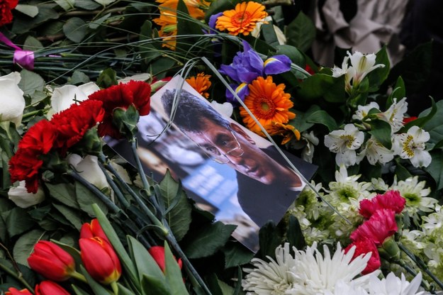 Mieszkańcy Moskwy składają kwiaty w miejscu zabójstwa Borysa Niemcowa /Sergei Ilnitsky /PAP/EPA