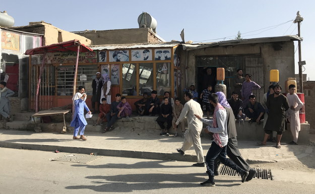 Mieszkańcy na ulicach Kabulu /STRINGER /PAP/EPA