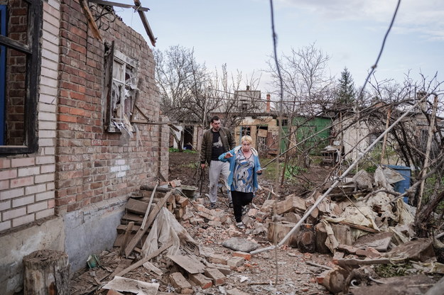 Mieszkańcy na zgliszczach swojego domu zniszczonego w wyniku rosyjskiego ostrzału w mieście Konstantynówka w obwodzie donieckim /Vladyslav Karpovych /PAP