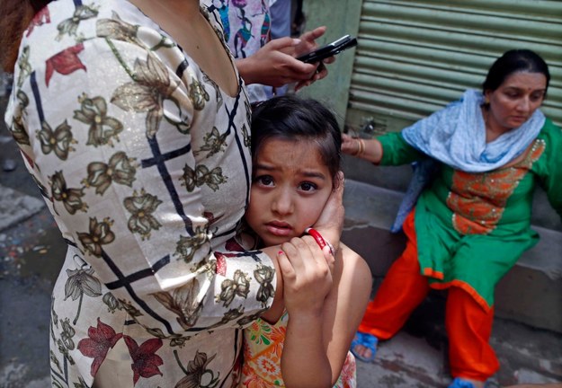Mieszkańcy Nepalu wyszli na ulice po porannym trzęsieniu ziemi /Mast Irham /PAP/EPA