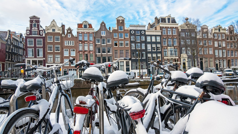Mieszkańcy Niderlandów są najbogatsi w UE? Tak wynika z analiz ekspertów. Na zdj. zimowy Amsterdam /123RF/PICSEL