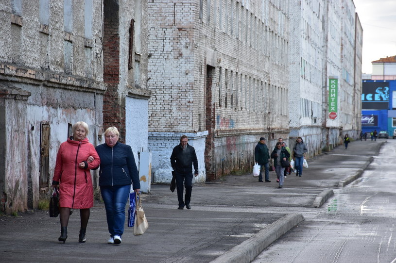Mieszkańcy Norylska spacerujący po ulicach miasta /Michał Milczarek /materiał zewnętrzny