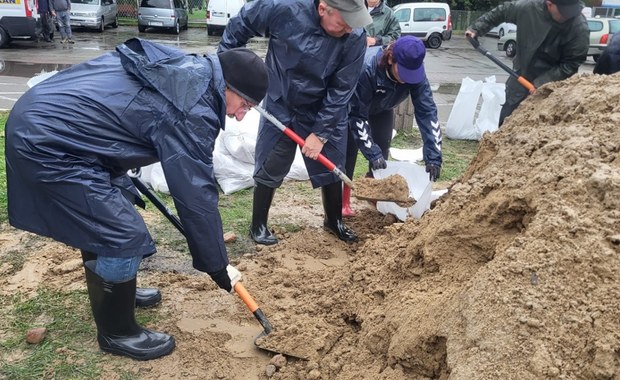 Mieszkańcy Odolanowa umacniają wały    