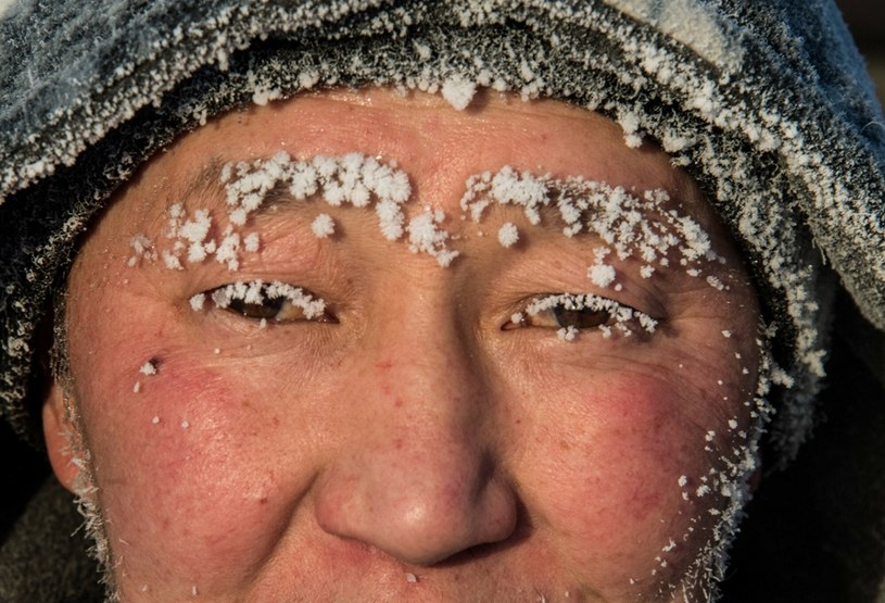 Mieszkańcy okolic Jakucka zbierają lód z jeziora przy temperaturze -41 stopni Celsjusza. To ich jedyny sposób zaopatrzenia w wodę. /MLADEN ANTONOV/AFP /East News