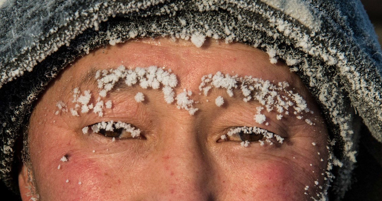 Mieszkańcy okolic Jakucka zbierają lód z jeziora przy temperaturze -41 stopni Celsjusza. To ich jedyny sposób zaopatrzenia w wodę. /MLADEN ANTONOV/AFP /East News