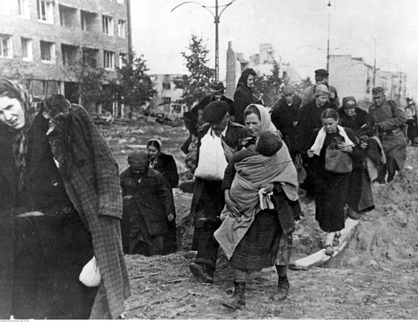 Mieszkańcy opuszczają stolicę po kapitulacji powstania warszawskiego /Z archiwum Narodowego Archiwum Cyfrowego