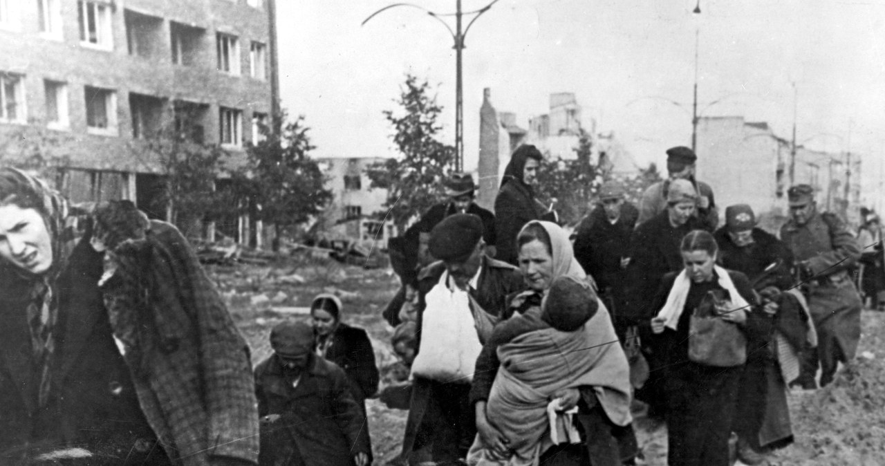 Mieszkańcy opuszczają stolicę po kapitulacji powstania warszawskiego /Z archiwum Narodowego Archiwum Cyfrowego
