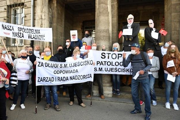 Mieszkańcy osiedla Ujeścisko protestujący przed Prokuraturą Okręgową w Gdańsku w czerwcu 2020 roku /Adam Warżawa /PAP