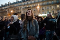 Mieszkańcy Paryża na Placu Republiki 